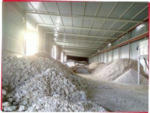 Stockyard to keep quartz raw materiald, produced quartz grains and powder safe
